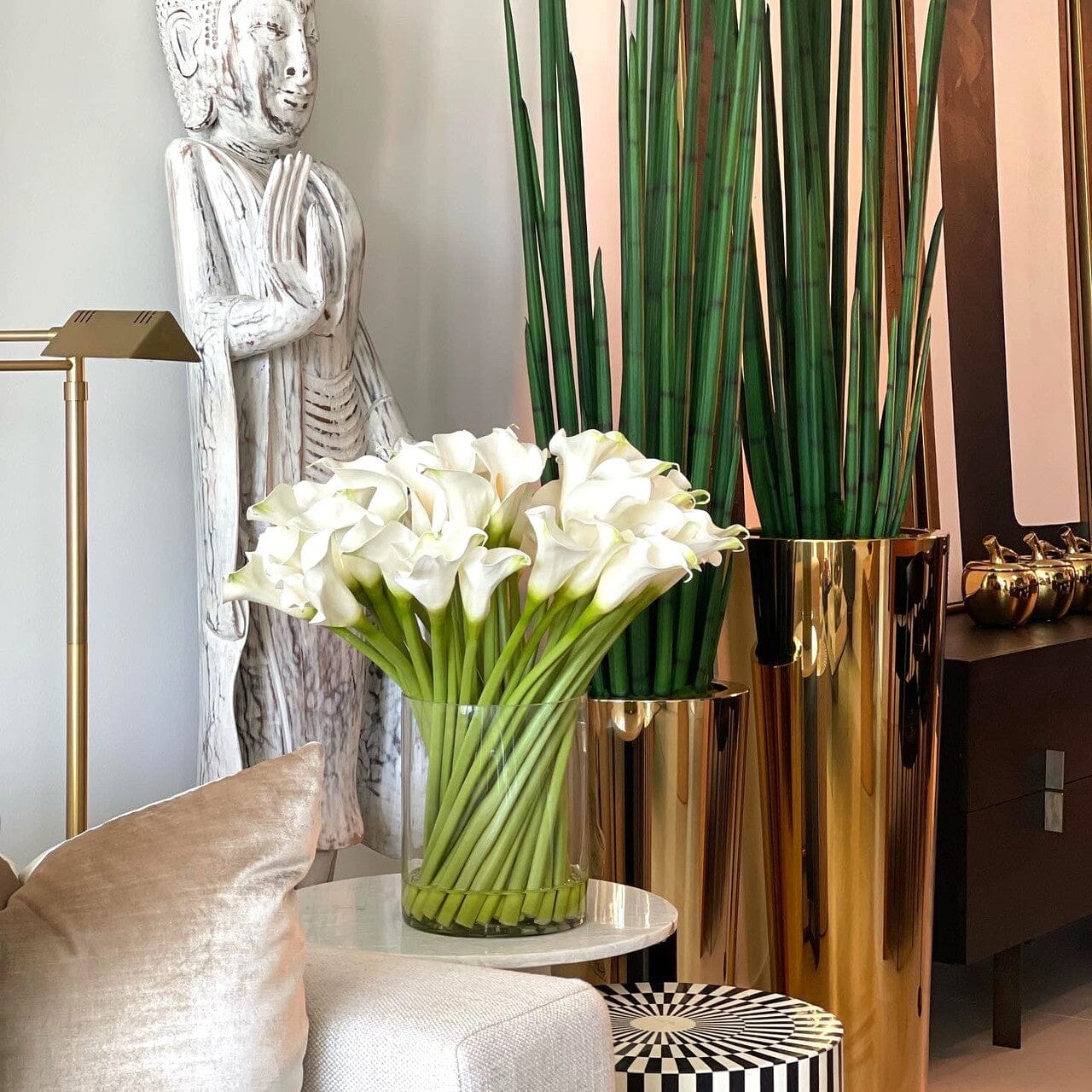 Lirios de cala en cilindro de vidrio de 10″