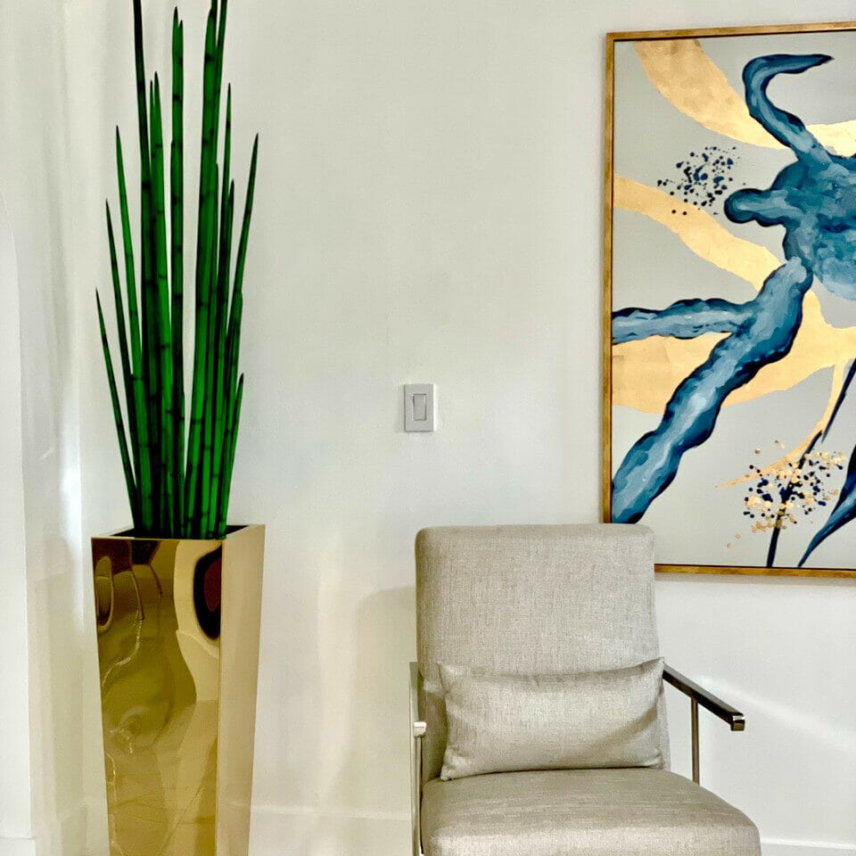 Jarrón de cubo dorado con hierba de serpiente