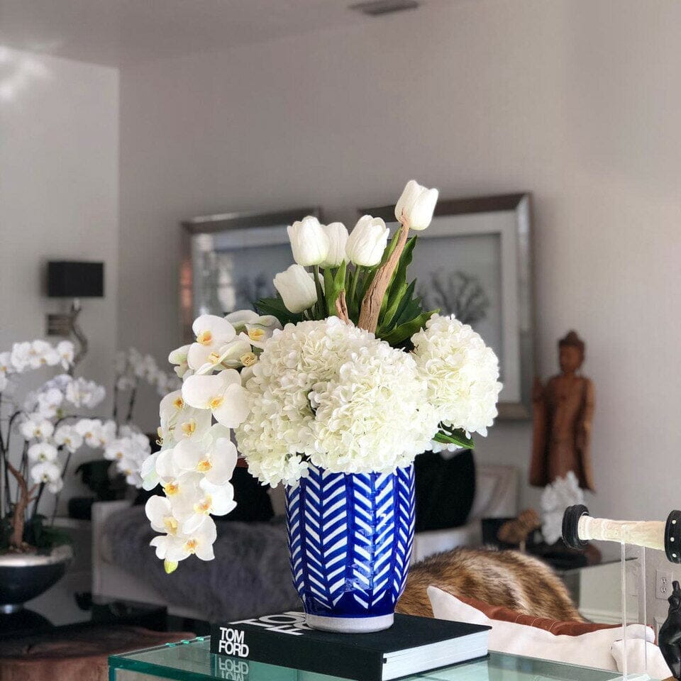 Jarrón inca rayado con ramo mixto