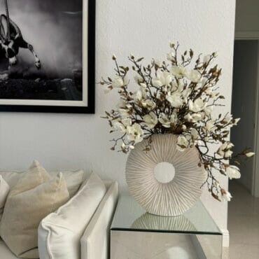 Gran jarrón de eternidad con magnolias y madera flotante