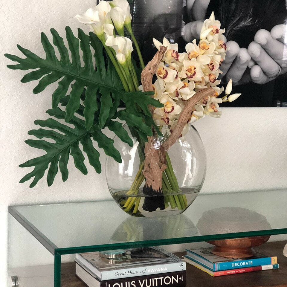 Jarrón lunar con orquídeas cymbidium y lirios de cala