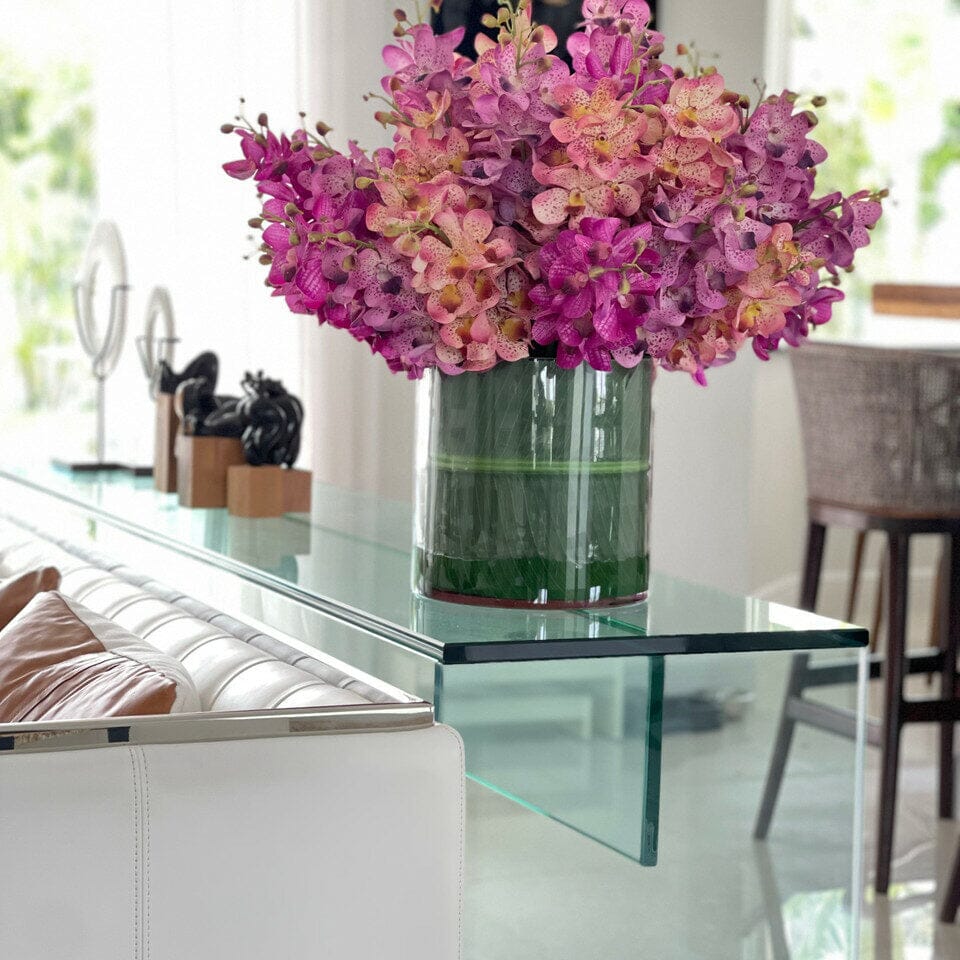 Orquídeas Mokara mixtas en un cilindro rotatorio grande