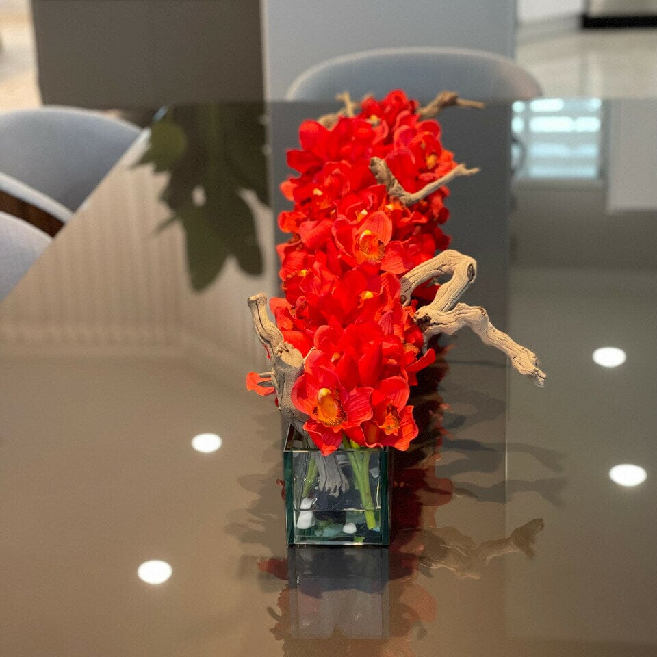 Maceta moderna de cristal "Modern Home" de 122 cm con cymbidiums rojos
