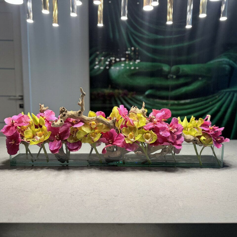 Jarrón de cristal de estilo moderno con orquídeas Vanda rosas y cymbidiums verdes.