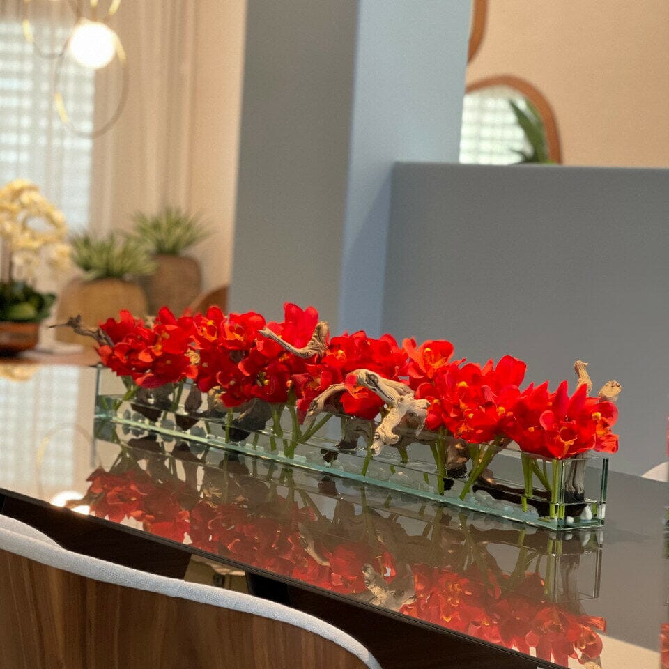 Jarrón de cristal moderno con cymbidiums rojos