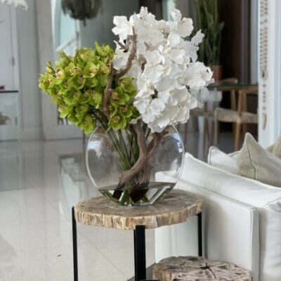Jarrón lunar con orquídeas Vanda blancas y Cymbidiums verdes