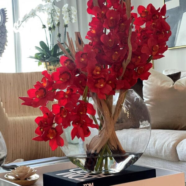 Cymbidiums rojos en jarrón Moon