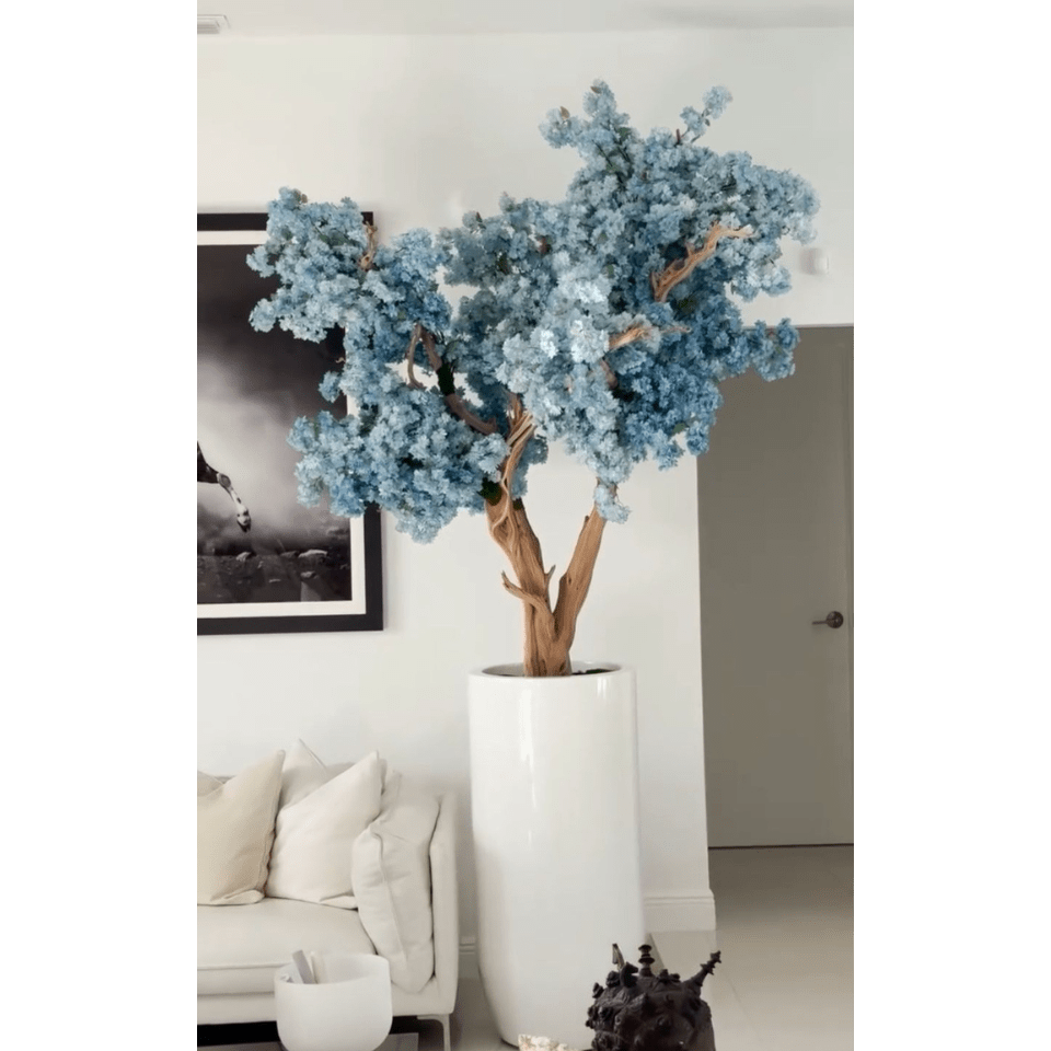 Jarrón St. Tropez en blanco mate con flores de cerezo azules