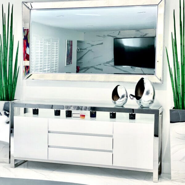 Maceta cúbica de acero inoxidable con hierba serpiente