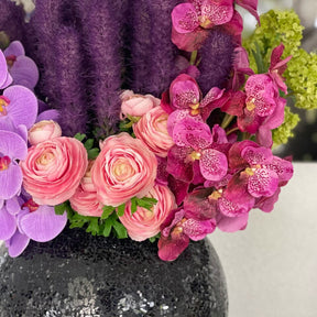 Jarrón de mosaico negro con liatris y orquídeas