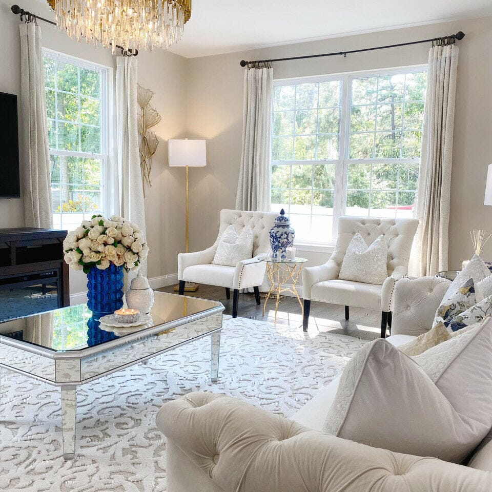 Rosas blancas inglesas en jarrón azul texturizado