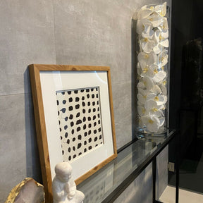 Cilindro de vidrio con orquídeas Phalaenopsis blancas