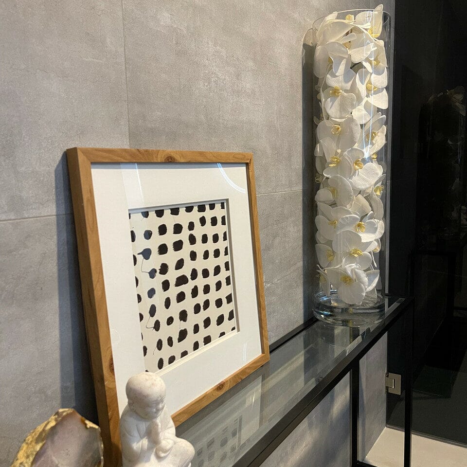 Cilindro de vidrio con orquídeas Phalaenopsis blancas