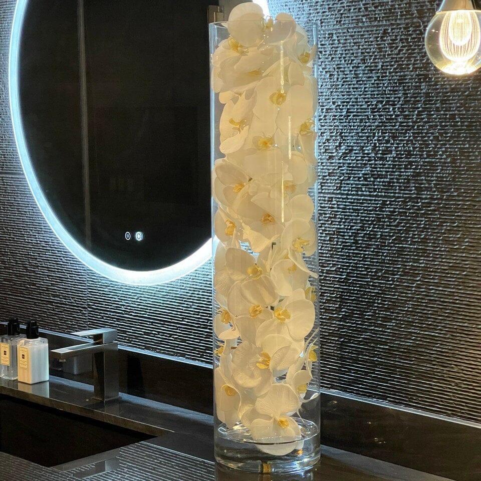 Cilindro de vidrio con orquídeas Phalaenopsis blancas