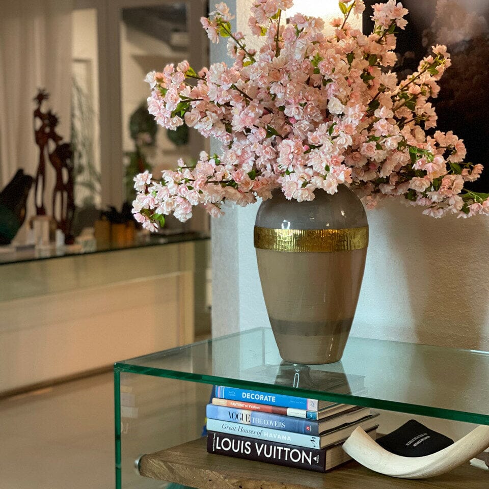 Jarrón "Diosa" con flores de cerezo rosas