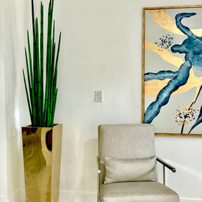 Maceta de cubo dorado con hierba de serpiente