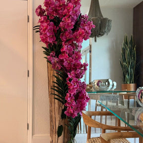 Jarrón grande de madera de teca con bordes naturales y orquídeas Vanda rosas