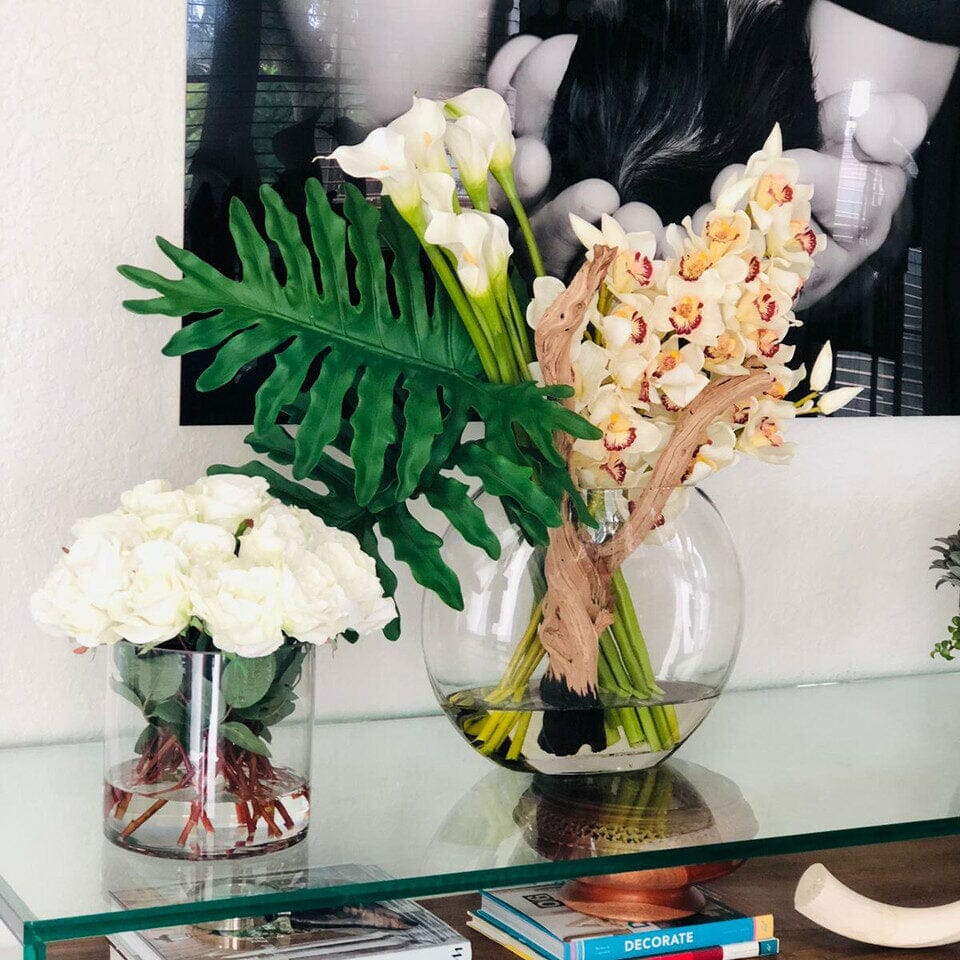 Jarrón lunar con cymbidiums y calas