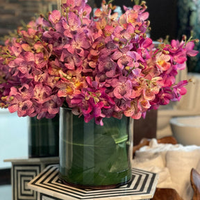 Orquídeas Mokara mixtas en un gran cilindro giratorio