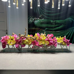 Jarrón de cristal de estilo moderno con orquídeas Vanda rosas y cymbidiums verdes.