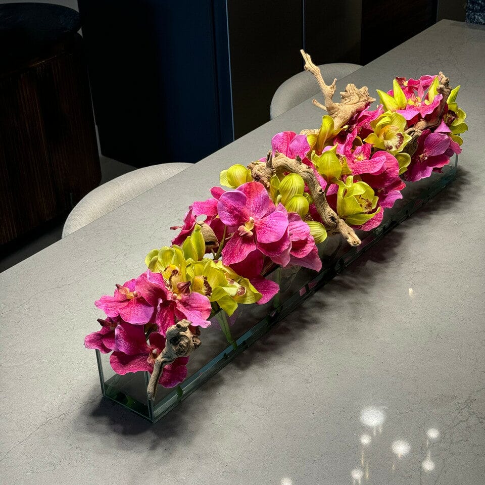 Jarrón de cristal de estilo moderno con vandas rosas y cymbidiums verdes