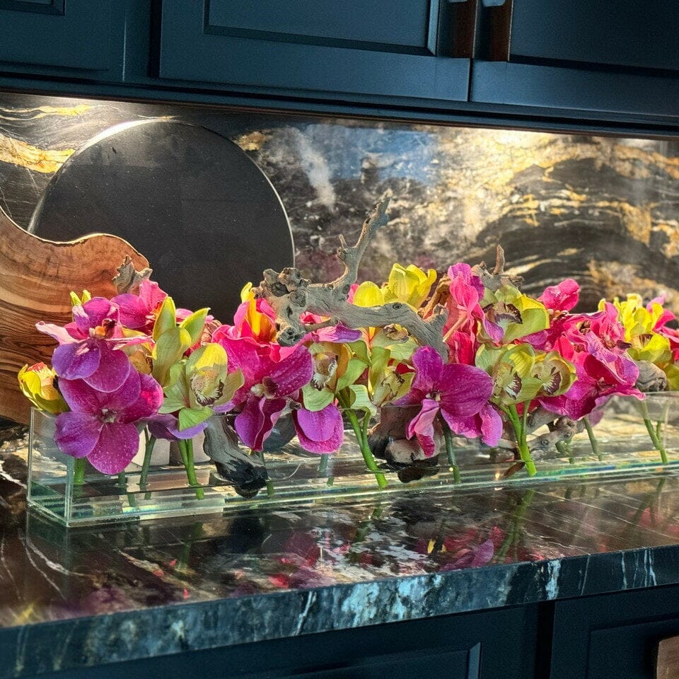 Jarrón de cristal de estilo moderno con vandas rosas y cymbidiums verdes