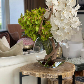 Jarrón lunar con orquídeas Vanda blancas y Cymbidiums verdes
