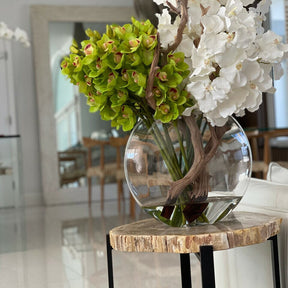 Jarrón lunar con orquídeas Vanda blancas y Cymbidiums verdes