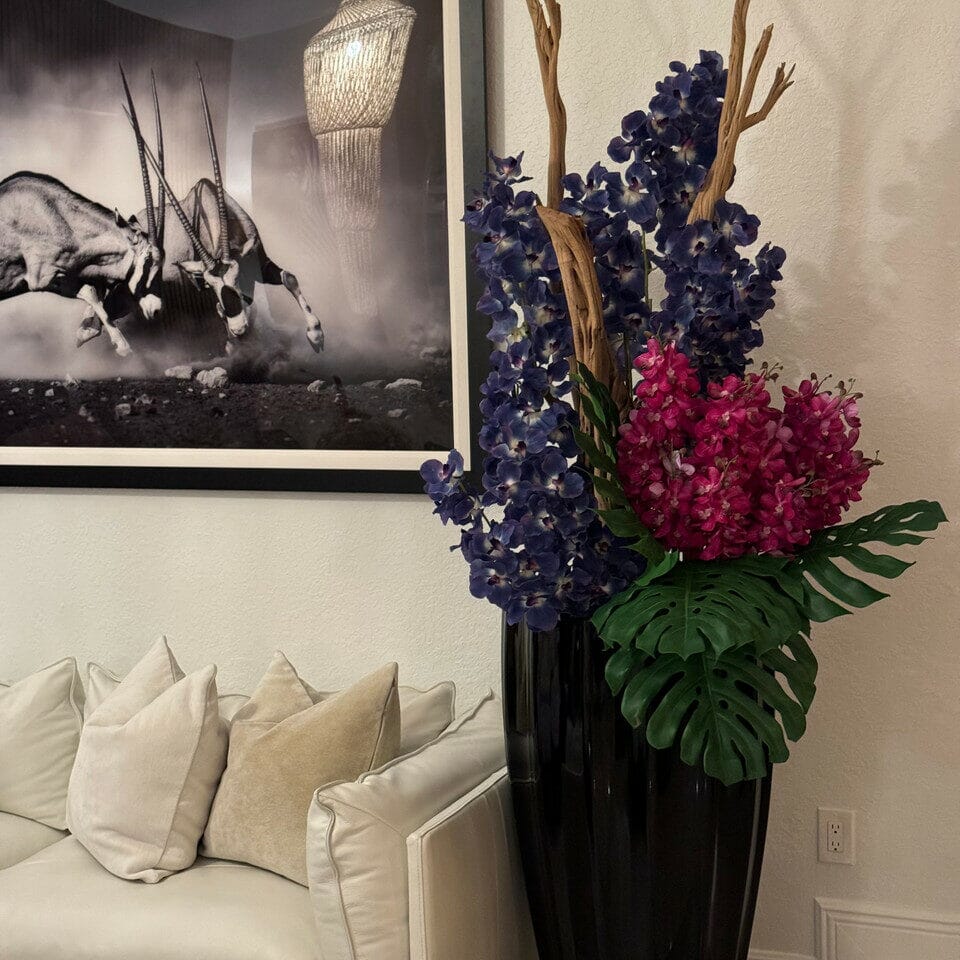 Jarrón San José en negro brillante con orquídeas Vanda