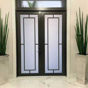 Jarrón cúbico de acero inoxidable con hierba serpiente