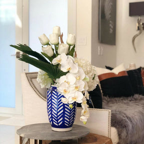 Jarrón inca rayado con ramo de flores mixtas