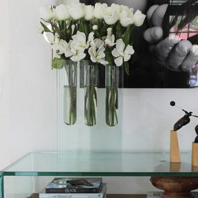 Jarrón triple con tulipanes blancos