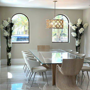 Orquídeas Vanda blancas con madera flotante en un cilindro de cristal cónico grande